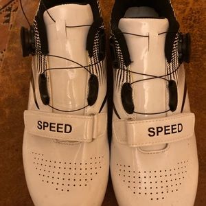 New women’s indoor cycling shoes sz 8. Compatible with Peloton bike.